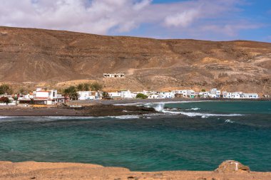 İspanya 'nın Fuerteventura adasındaki Pozo Negro sahilindeki şehir manzarası.
