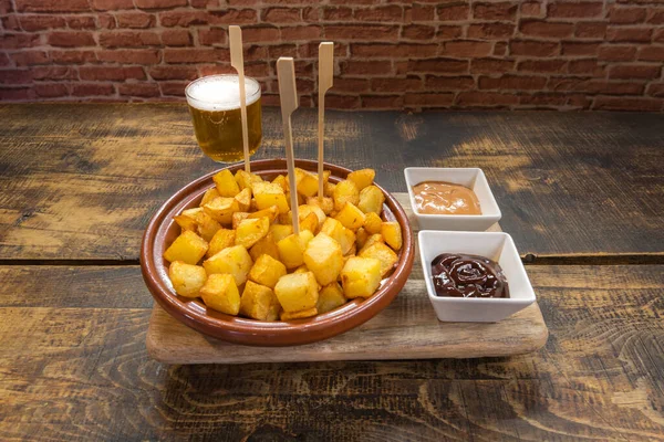 Patatas Bravas Kırsal Bir Masada Tipik Spanyol Tapası — Stok fotoğraf