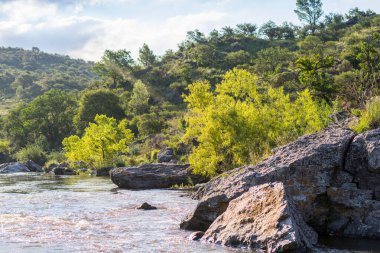 Quilinzo Nehri 'nde gün batımı Villa Canada del Sauce, Cordoba, Arjantin.