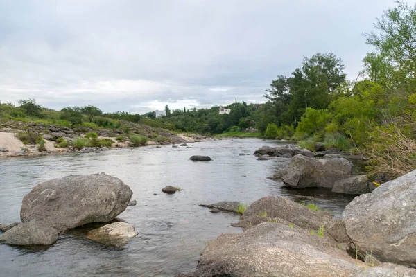 Quilinzo Nehri 'nde gün batımı Villa Canada del Sauce, Cordoba, Arjantin.