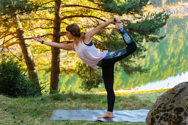 Frau Praktiziert Yoga Allein Wald Rückseite Outdoor Aktivität Junge Attraktive — Stockfoto