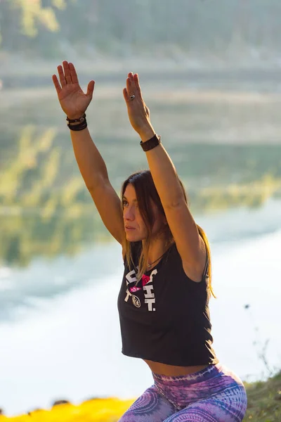 Frau Praktiziert Yoga Allein Wald Rückseite Outdoor Aktivität Junge Attraktive — Stockfoto
