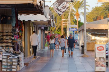 Morro Jable, Fuerteventura, İspanya: 2020 yazında İspanya 'nın Fuerteventura adasında COVID 19 Morro Jable zamanında yürüyen insanlar.