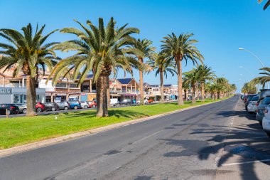 Morro Jable, Fuerteventura, İspanya: 2020 yazında İspanya 'nın Fuerteventura adasında Morro Jable' ın ana caddesi..