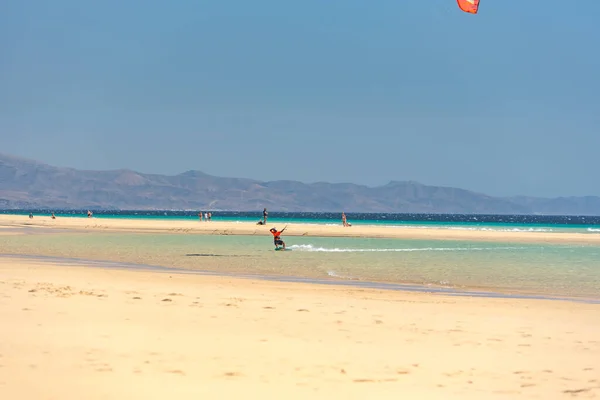 Sotavento Fuerteventura Spanje 2020 Oktober Man Die Kitesurfen Beoefent Playa — Stockfoto