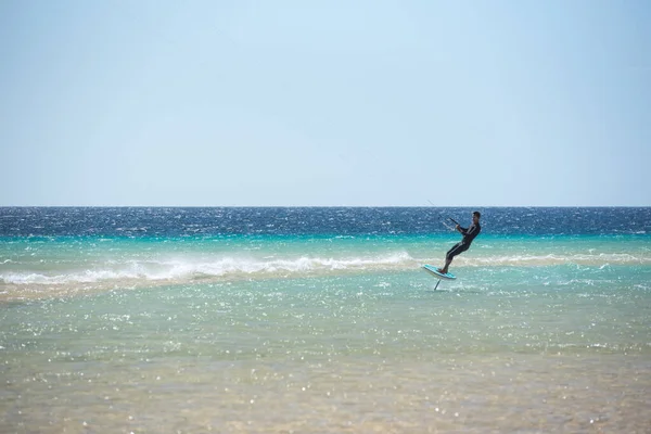 Fuerteventura Spanien 2020 Oktober Männer Praktischen Foilboard Sotovento Auf Fuerteventura — Stockfoto