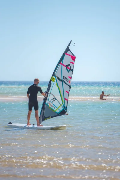 Sotavento Fuerteventura Spanien 2020 Oktober Mann Lernt Windsurfen Playa Sotavento — Stockfoto