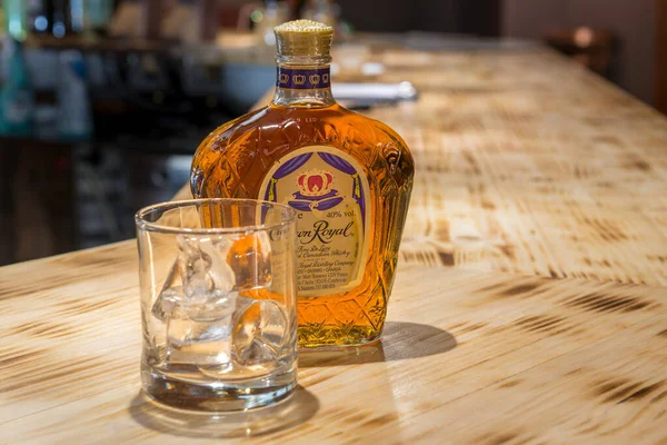 Arinsal, Andorra: 2020 Aralık 02: Royal Crown Whiskey Andorra 'da bir Meksika restoranında 2020 kışında.