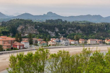 İspanya 'nın Asturias kentindeki Ribadesella köyünün hava manzarası.