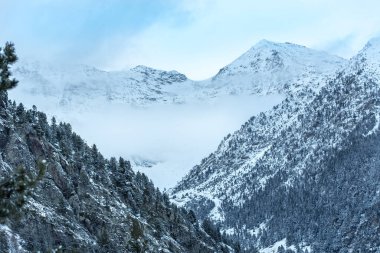 Arinsal, Andorra 'da Pireneler' de karlı gün batımı.
