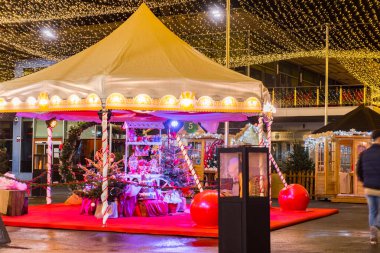 Andorra La Vella, Andorra: 12 Aralık 2020: Andorra La Vella 'da Noel Pazarı Kışın Andorra Prensliğinin başkenti.