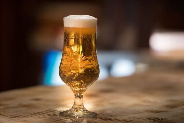 Пиво в баре и свободное место для украшения