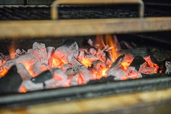 グリルで調理するための炭素オーブン — ストック写真