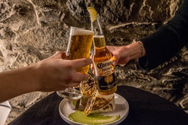 Arinsal, Andorra: 16 Aralık 2020: Meksika usulü burritolara Corona birası eşlik eder..