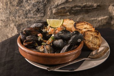 Izgara midye ve ekmek..