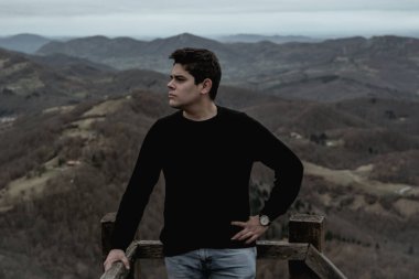 2020 kışında Fransa 'nın güneyindeki Occitanie, Ariege' deki Montsegur Cathar şatosundaki adamlar.