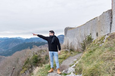 2020 kışında Fransa 'nın güneyindeki Occitanie, Ariege' deki Montsegur Cathar şatosundaki adamlar.