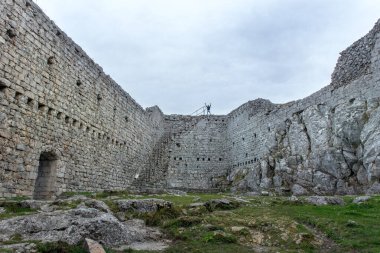Fransa 'nın güneyinde Occitanie, Ariege' deki Montsegur Cathar kalesi..