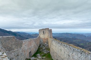 Fransa 'nın güneyinde Occitanie, Ariege' deki Montsegur Cathar kalesi..