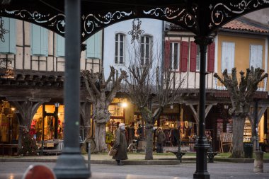 MIREPOIX, FRANCE - 21 Aralık 2020: Güney Fransa 'daki Mirepoix ortaçağ köyünün ana meydanındaki eski iskelet evleri