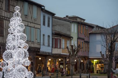 MIREPOIX, FRANCE - 21 Aralık 2020: Güney Fransa 'daki Mirepoix ortaçağ köyünün ana meydanındaki eski iskelet evleri