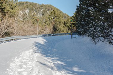 Andorra 'daki Pireneler' de, dağlarda kapalı bir sokakta kışın çok kar yağar..