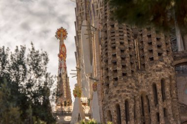 Barselona, İspanya: 30 Aralık 2020: Kutsal Aile 'nin Basicila ve Expiatory Kilisesi, COVID Saati' nde gün batımında Sagrada Familia olarak bilinir..