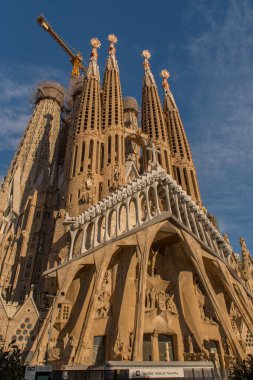 Barselona, İspanya: 30 Aralık 2020: Kutsal Aile 'nin Basicila ve Expiatory Kilisesi, COVID Saati' nde gün batımında Sagrada Familia olarak bilinir..