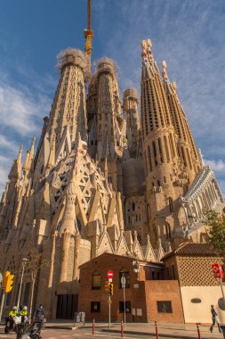 Barselona, İspanya: 30 Aralık 2020: Kutsal Aile 'nin Basicila ve Expiatory Kilisesi, COVID Saati' nde gün batımında Sagrada Familia olarak bilinir..