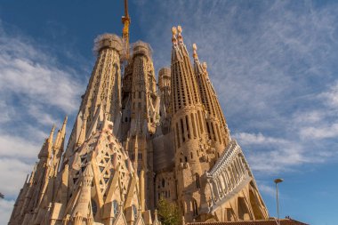 Barselona, İspanya: 30 Aralık 2020: Kutsal Aile 'nin Basicila ve Expiatory Kilisesi, COVID Saati' nde gün batımında Sagrada Familia olarak bilinir..