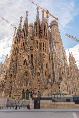 Barselona, İspanya: 30 Aralık 2020: Kutsal Aile 'nin Basicila ve Expiatory Kilisesi' nde gün batımında Sagrada Familia olarak bilinen insanlar.
