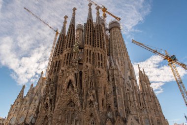 Barselona, İspanya: 30 Aralık 2020: Kutsal Aile 'nin Basicila ve Expiatory Kilisesi, COVID Saati' nde gün batımında Sagrada Familia olarak bilinir..