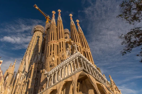 Barselona, İspanya: 30 Aralık 2020: Kutsal Aile 'nin Basicila ve Expiatory Kilisesi, COVID Saati' nde gün batımında Sagrada Familia olarak bilinir..