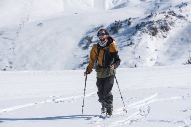 Grandvalira, Andorra: 2020 Aralık: 2020 'de Andorra' daki Pireneler 'e tırmanan kayak dağcılığı.