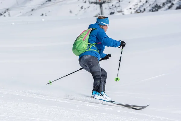 Grandvalira Andorra 2020 Diciembre Mujer Practicante Esquí Montañismo Subiendo Los — Foto de Stock