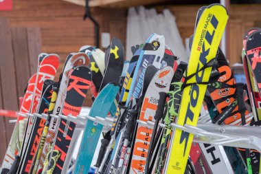 Vallnord, Andorra: 2 Ocak 2021: Covid19 'un 2020 kışında Andorra' daki Vallnord kayak merkezinde kayak dolapları