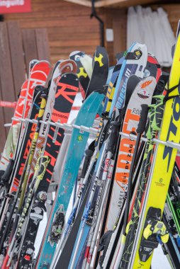 Vallnord, Andorra: 2 Ocak 2021: Covid19 'un 2020 kışında Andorra' daki Vallnord kayak merkezinde kayak dolapları