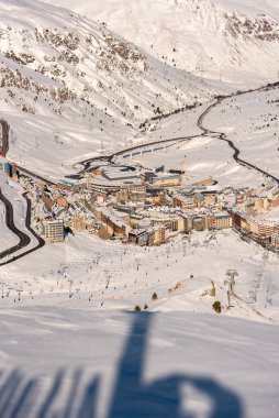 Pas de la Casa, Andorra: 2021 Ocak 03: Pas de la Casa şehrinin Andorra 'daki Grandvalira kayak merkezindeki manzarası.