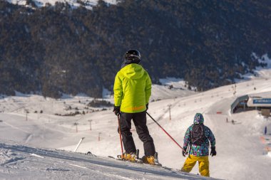 Pas de la Casa, Andorra: 2021 Ocak 03: Andorra 'daki Grandvalira kayak merkezindeki Pireneler' de kayak yapan genç adam.