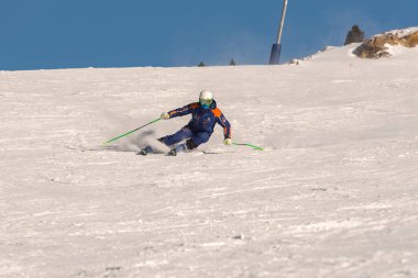 Pas de la Casa, Andorra: 2021 Ocak 03: Andorra 'daki Grandvalira kayak merkezindeki Pireneler' de kayak yapan genç adam.