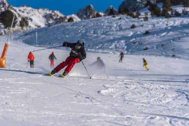 Pas de la Casa, Andorra: 2021 Ocak 03: Covid19 saatiyle Andorra 'daki Grandvalira kayak merkezindeki Pireneler' de kayak yapan genç adam
