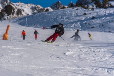 Pas de la Casa, Andorra: 2021 Ocak 03: Covid19 saatiyle Andorra 'daki Grandvalira kayak merkezindeki Pireneler' de kayak yapan genç adam