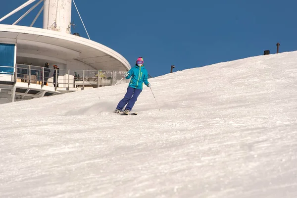 Pas Casa Ανδόρα Ιανουαρίου 2021 Νεαρή Γυναίκα Που Κάνει Σκι — Φωτογραφία Αρχείου