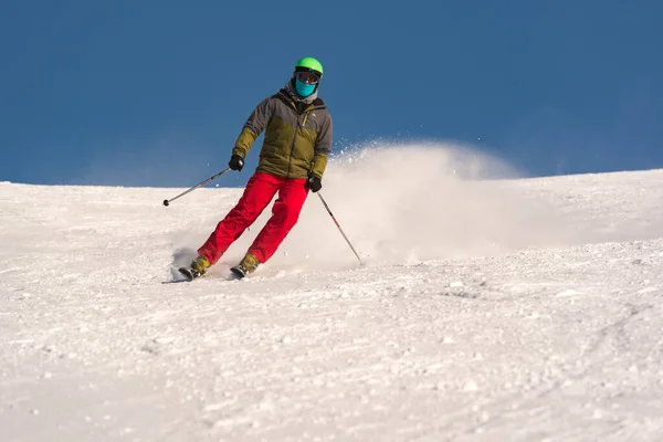 カーサ アンドラ 2021年1月3日 Covi19時間でアンドラのGrandvaliraスキーリゾートでピレネー山脈の若い男のスキー — ストック写真