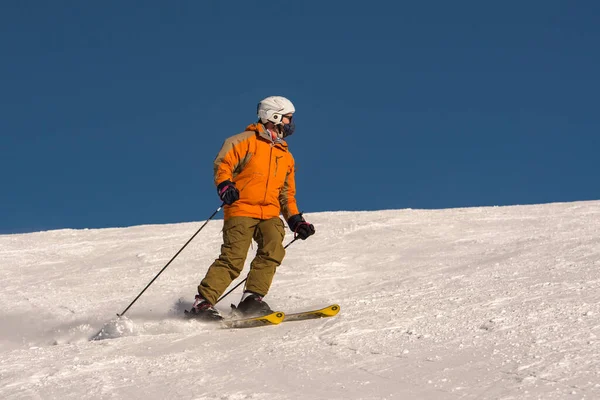 Pas Casa Andorra 2021 Január Fiatal Férfi Síelés Pireneusokban Grandvalira — Stock Fotó