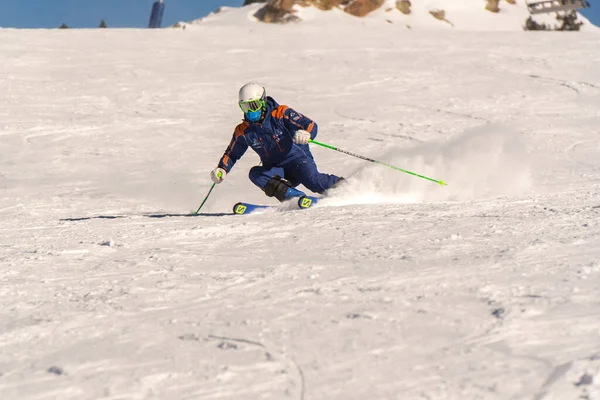 カーサ アンドラ 2021年1月3日 アンドラのグランドバリラスキーリゾートでピレネー山脈の若い男のスキー — ストック写真