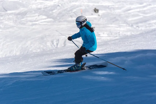 Pas Casa Andorra Janeiro 2021 Jovem Mulher Esquiando Nos Pirenéus — Fotografia de Stock