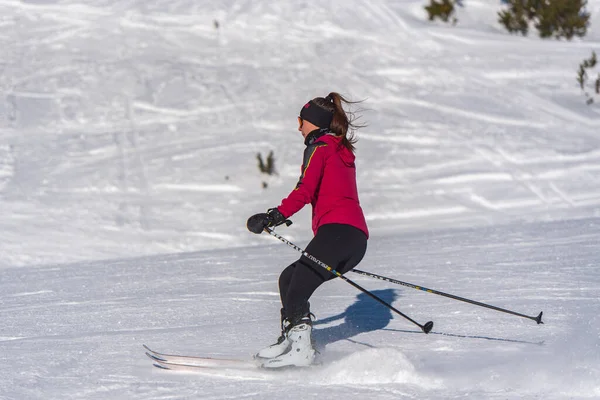 Pas Casa Andorra Gennaio 2021 Giovane Donna Sciare Nei Pirenei — Foto Stock