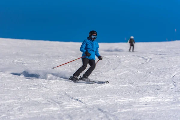 Pas Casa Andorra Leden 2021 Mladá Žena Lyžuje Pyrenejích Lyžařském — Stock fotografie