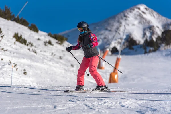 Pas Casa Andorra Gennaio 2021 Giovane Donna Sciare Nei Pirenei — Foto Stock